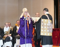 推戴書を奉呈される井上日修・第56代管長㊧