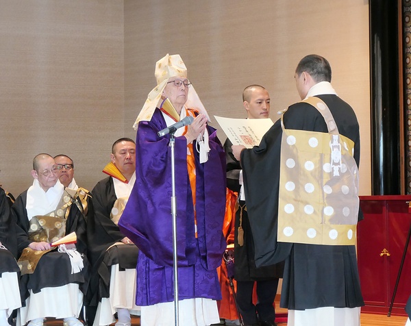 推戴書を奉呈される井上日修・第56代管長㊧