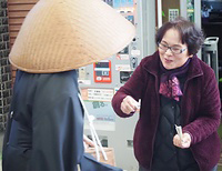 みんなの幸せを願って浄財を寄せる商店街の人々