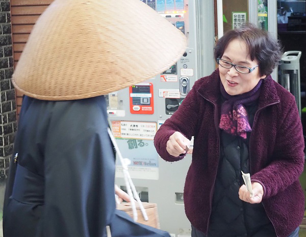 みんなの幸せを願って浄財を寄せる商店街の人々