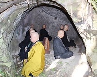 「風外窟」で坐禅する有志の曹洞宗僧侶ら