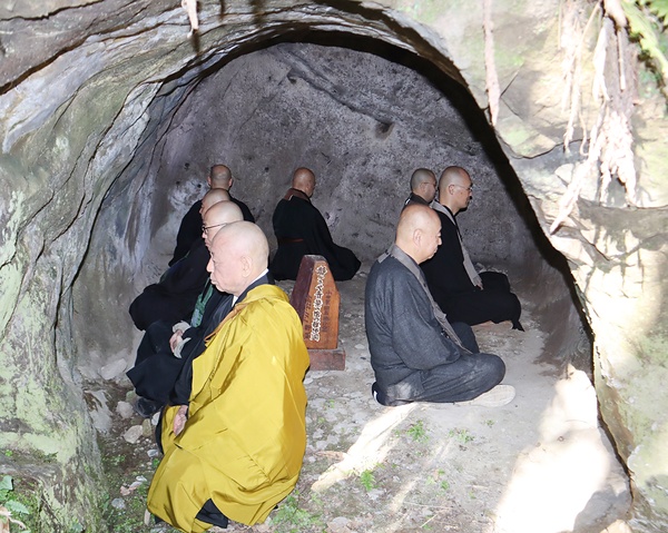 「風外窟」で坐禅する有志の曹洞宗僧侶ら