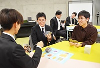 17日の体験会でプレーする林氏㊨と学生