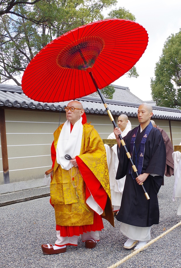 開白の修法のため潅頂院に進む大阿・中村座主