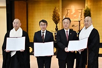 協定を結んだ南都銀行の大西廣到執行役員（写真右から2人目）と、金剛峯寺の今川執行長（右端）ら