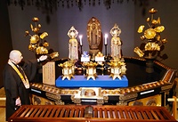 萬拝堂に奉安された帝釈天、秘仏薬師瑠璃光如来の御前立、梵天の3尊と分灯された不滅の法灯