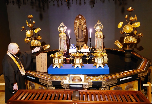 萬拝堂に奉安された帝釈天、秘仏薬師瑠璃光如来の御前立、梵天の3尊と分灯された不滅の法灯