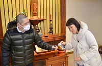 樹心館の香りを収集するため捕集剤を設置する水野氏㊨と打本氏（9日）。この日は館内に43の捕集剤を取り付けた