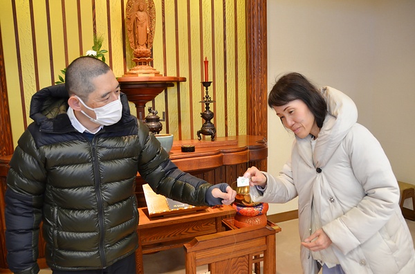 樹心館の香りを収集するため捕集剤を設置する水野氏㊨と打本氏（9日）。この日は館内に43の捕集剤を取り付けた