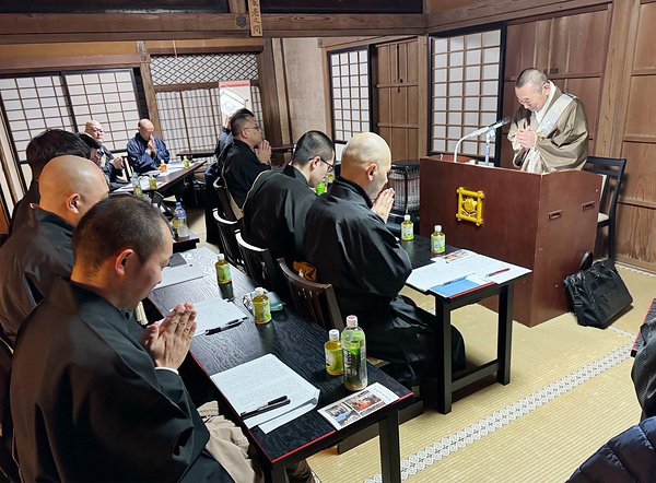 藤井貫首（北海道大名誉教授）を講師に開かれた天台大師講
