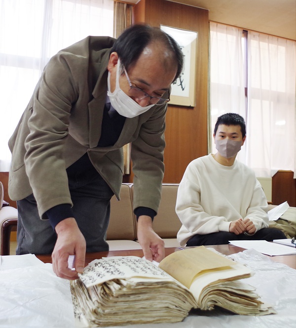 資料を説明する森本教授㊧と発見した宮本氏