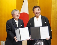 協定書に調印した教派連の宍野理事長㊨と國學院大の針本学長