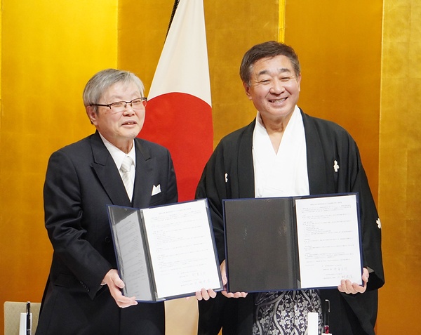 協定書に調印した教派連の宍野理事長㊨と國學院大の針本学長