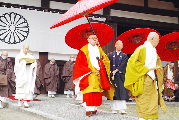 灌頂院を後にする中村大阿