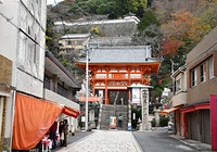 西国三十三所第2番札所の救世観音宗総本山紀三井寺（和歌山市）