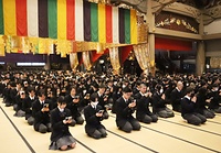 千畳敷の大祖堂で『普勧坐禅儀』を読誦する中高生ら