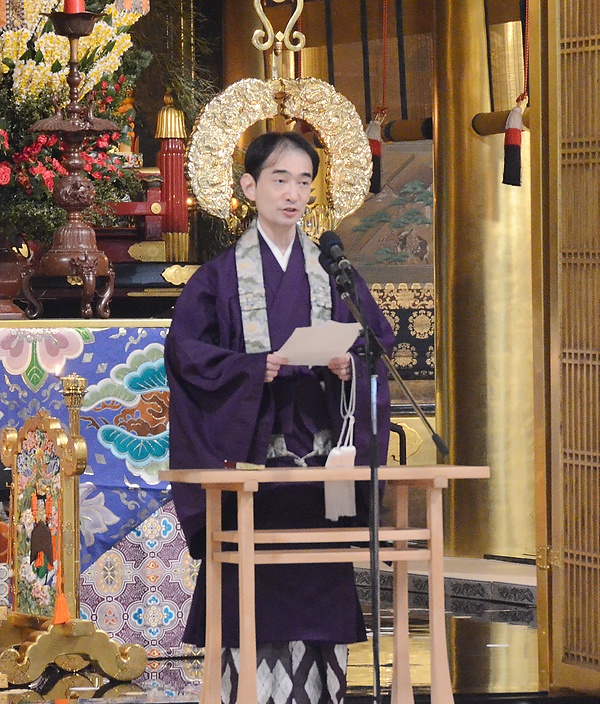 教えへの出会いを通して「これまでとは違った新しい生き方が生まれてくるのではないか」と説く大谷門主（15日）