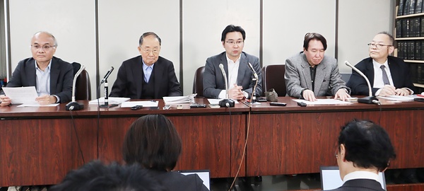 会見する全国霊感商法対策弁護士連絡会の弁護士