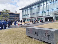 午後0時50分頃、奈良地裁へと向かう傍聴人ら