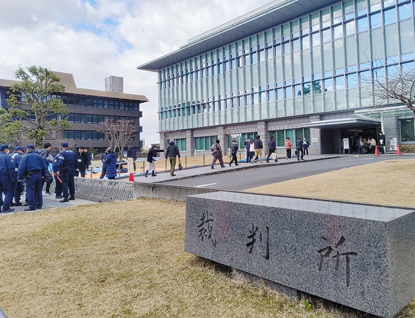 午後0時50分頃、奈良地裁へと向かう傍聴人ら