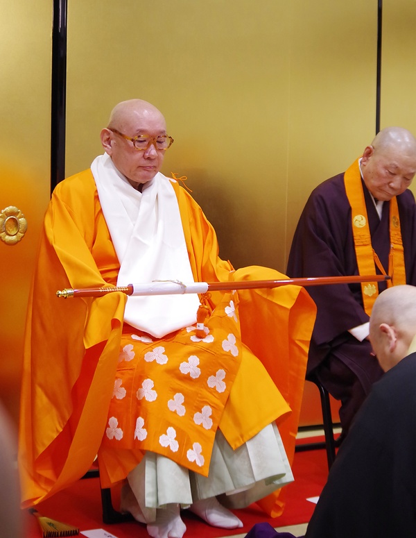 長者杖を受け取る中村座主