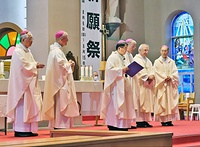 2023年8月9日の原爆ミサでPWNWの発足宣言を読み上げる中村大司教(中央)ら