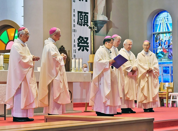 2023年8月9日の原爆ミサでPWNWの発足宣言を読み上げる中村大司教（中央）ら