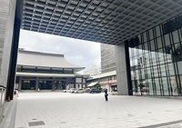 高裁判決では建物が存在しない1階から3階までに当たる参道空間として非課税としたが、最高裁は認めなかった（2023年6月撮影）