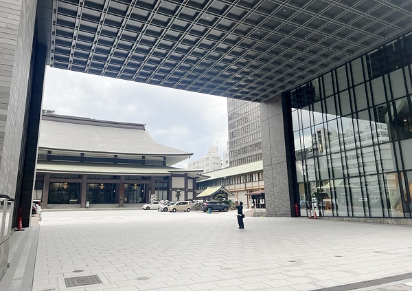 高裁判決では建物が存在しない1階から3階までに当たる参道空間として非課税としたが、最高裁は認めなかった（2023年6月撮影）