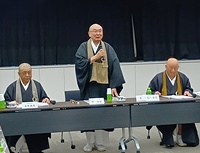 開会の挨拶をする野口宗務総長