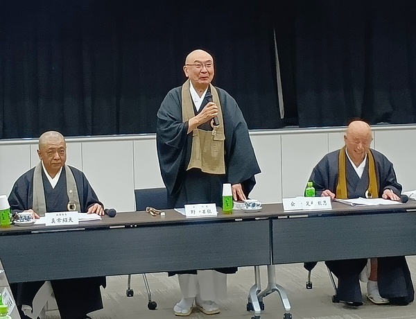 開会の挨拶をする野口宗務総長