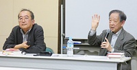 講演する東京大名誉教授の島薗氏㊨と聞き手の日文研教授の磯前氏