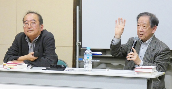 講演する東京大名誉教授の島薗氏㊨と聞き手の日文研教授の磯前氏
