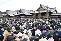 信者で埋め尽くされた神殿中庭