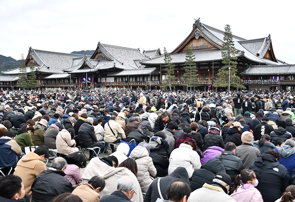 信者で埋め尽くされた神殿中庭