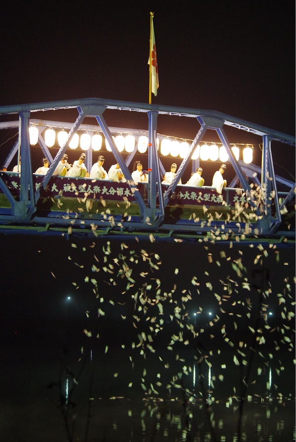 綾部大橋から和知川に人型・型代を流す祭員ら