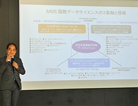 記者発表会で三つの基軸について説明する清木学部長（就任予定）