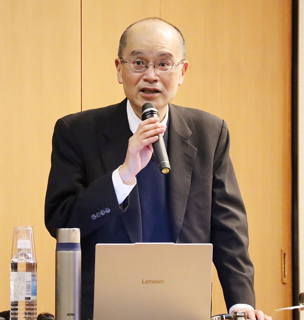 「僧法尼誦出経」を例に挙げ偽経研究の意義を語る齋藤教授