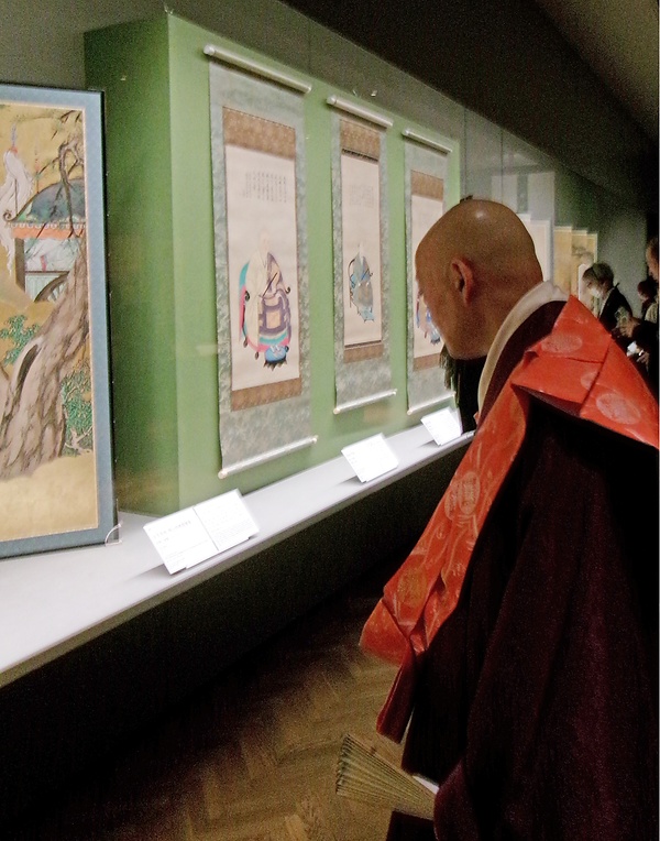 展示を見る山川管長