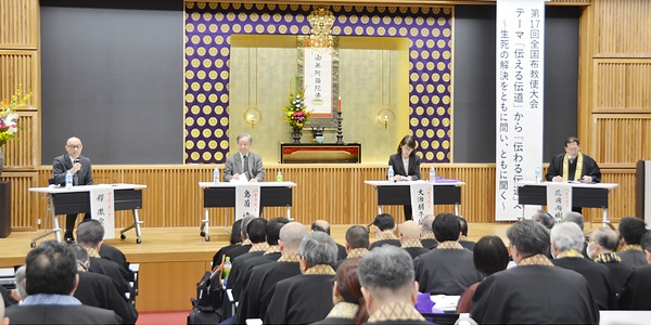 9日に開かれたパネルディスカッション。左から釈、島薗、大治、花岡の各氏