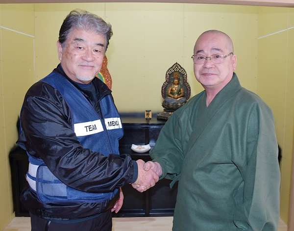 握手を交わす山下貫主㊨と小野学院長＝岐阜県中津川市の慧湯寺で