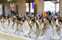 最後の力を振り絞り大音声で読経する成満僧（法華経寺）