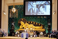 応現院で瑞教を述べる伊藤真聰苑主