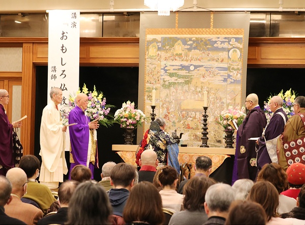 涅槃会法要を営む出仕僧侶ら