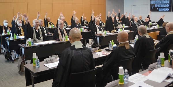 挙手による採決の様子