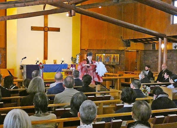 神道の平和祈願を奉仕したウクライナ出身の梅林テチャナ菅原神社権禰宜