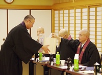 挙手ではなく、初めて投票が行われた