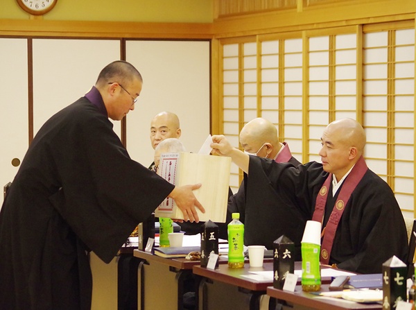 挙手ではなく、初めて投票が行われた