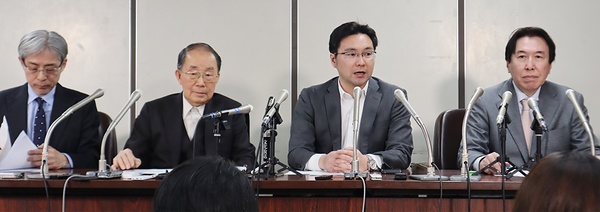 教団解散を命じる高裁決定を受けて会見する全国霊感商法対策弁護士連絡会