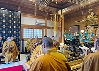 歓喜寺境内の慈眼院で慰霊法要を勤める豊山派僧侶ら